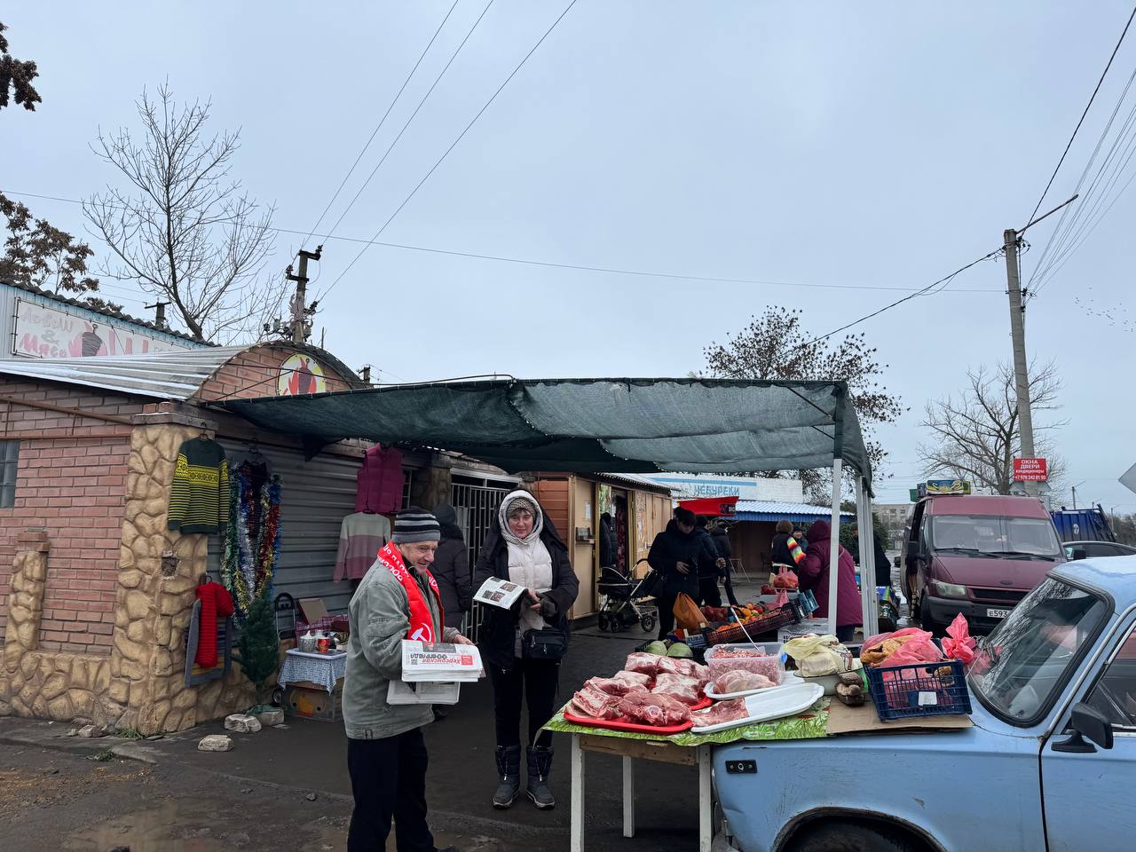 Первый секретарь Новотроицкого местного отделения КПРФ Наталья Нестеренко вместе с однопартийцами раздали новогодний выпуск партийной газеты «Херсонская правда» Первый секретарь Новотроицкого местного отделения КПРФ Наталья Нестеренко вместе с однопартийцами раздали новогодний выпуск партийной газеты «Херсонская правда»