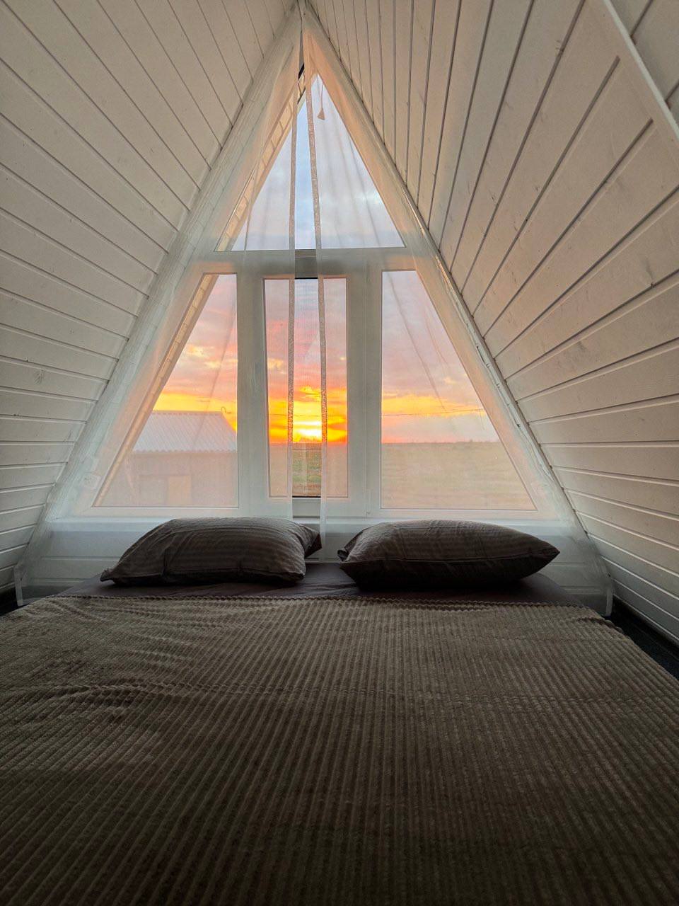 Если вы мечтаете о сказочном зимнем отдыхе на природе, наш глэмпинг «Ясная Поляна» — именно то место, где новогоднее настроение оживает само собой! Если вы мечтаете о сказочном зимнем отдыхе на природе, наш глэмпинг «Ясная Поляна» — именно то место, где новогоднее настроение оживает само собой!