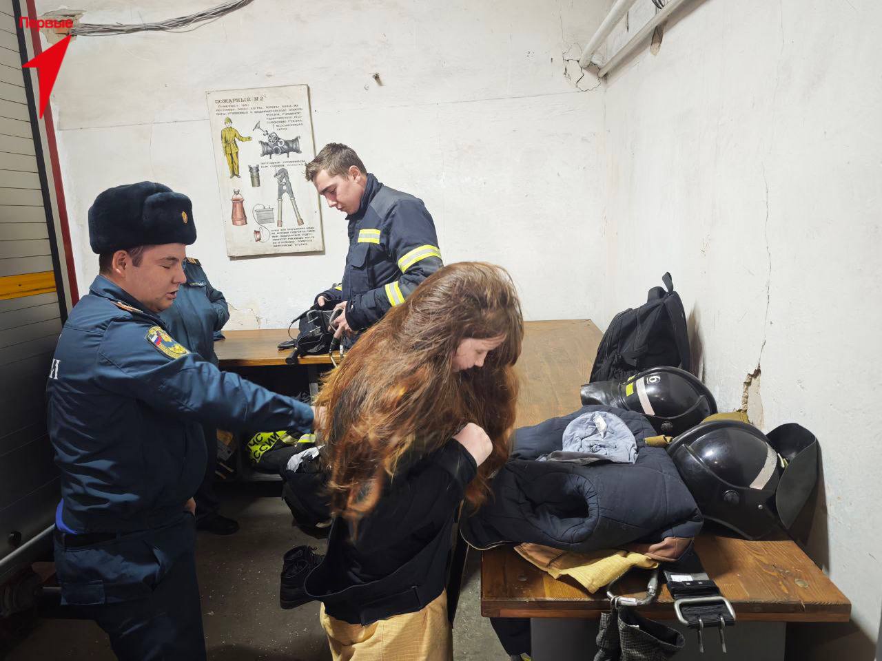 Первые поздравили сотрудников МЧС Первые поздравили сотрудников МЧС