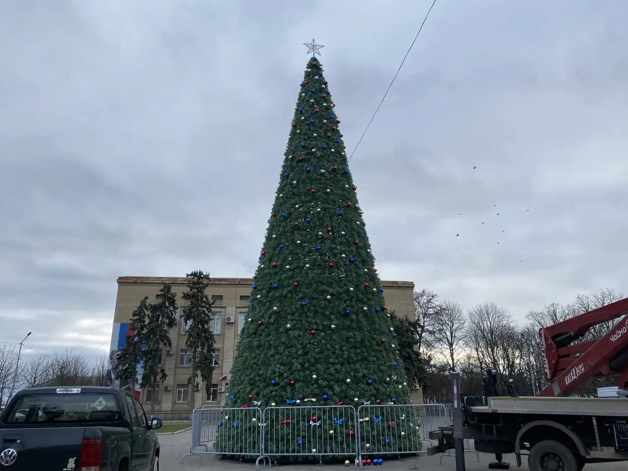 Центральная елка Геническа, размещенная на главной площади, продолжает дарить радость жителям, становясь все более нарядной