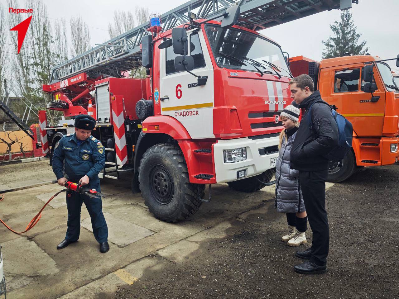 Первые поздравили сотрудников МЧС Первые поздравили сотрудников МЧС