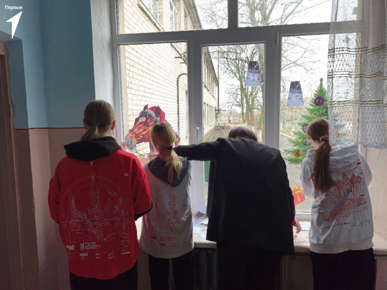 Первые Подовской школы приняли участие во Всероссийской акции «Новогодние окна» Первые Подовской школы приняли участие во Всероссийской акции «Новогодние окна»