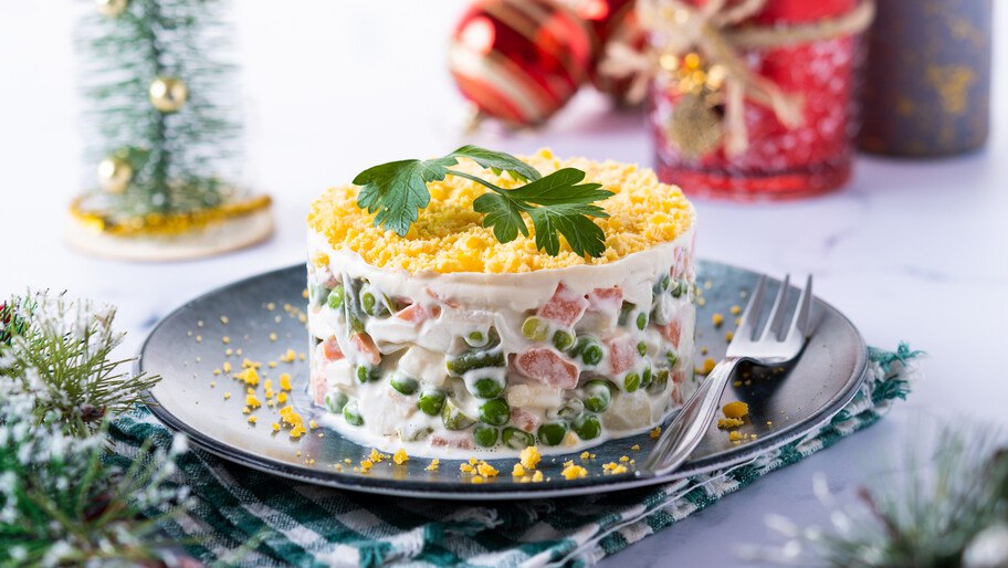 Праздник живота. Врач объяснил, как сделать оливье и селедку под шубой более легкими