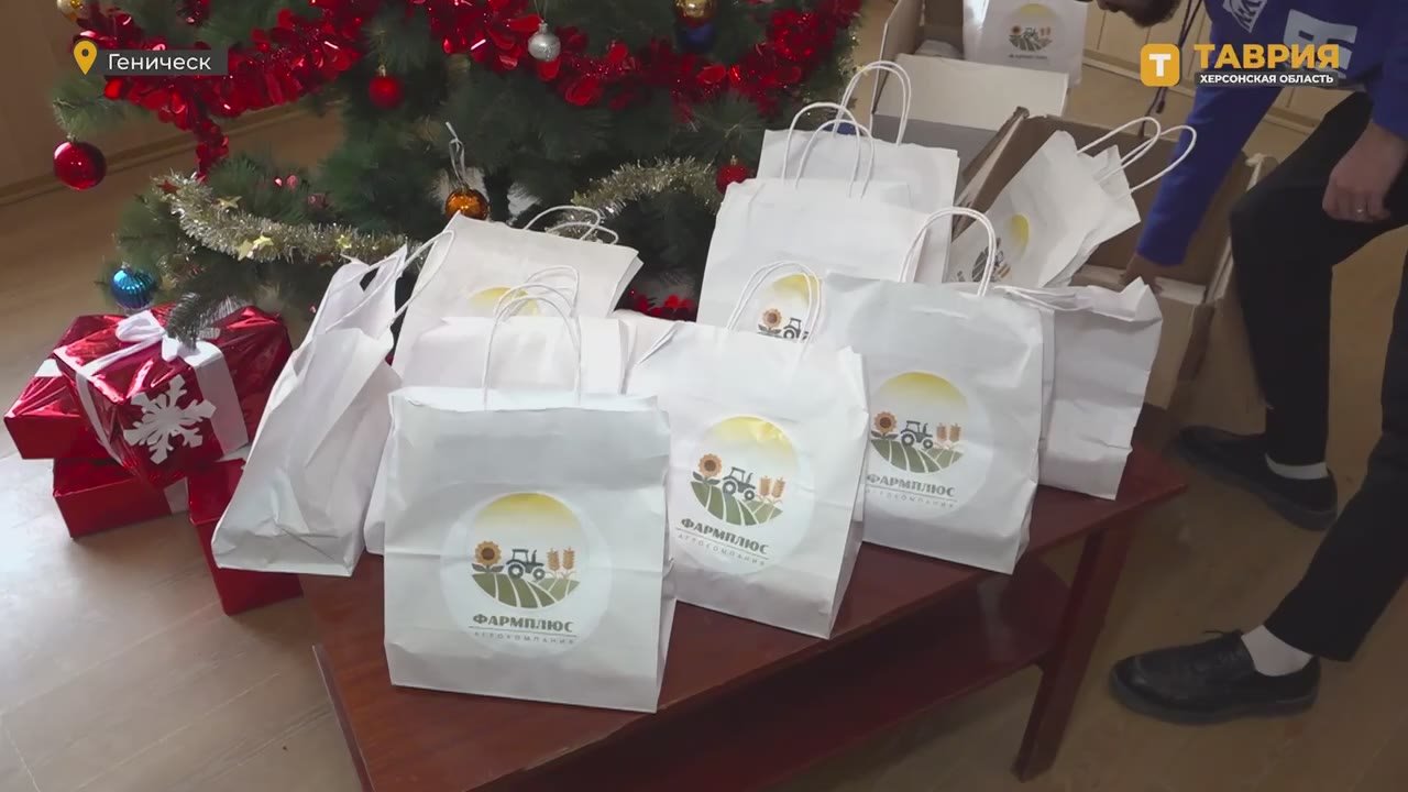 Активисты "Единой России" передали новогодние подарки студентам медколледжа