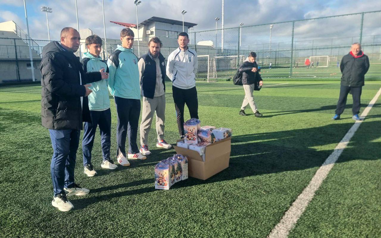 В рамках турнира "Кубок Содружества", приуроченного ко Дню Конституции Российской Федерации, состоялось знаменательное событие для юных футболистов команд ФК "Антоновка" (ХСШ №1) и ФК "Великие Копани" (ХСШ №2) В рамках турнира "Кубок Содружества", приуроченного ко Дню Конституции Российской Федерации, состоялось знаменательное событие для юных футболистов команд ФК "Антоновка" (ХСШ №1) и ФК "Великие Копани" (ХСШ №2)