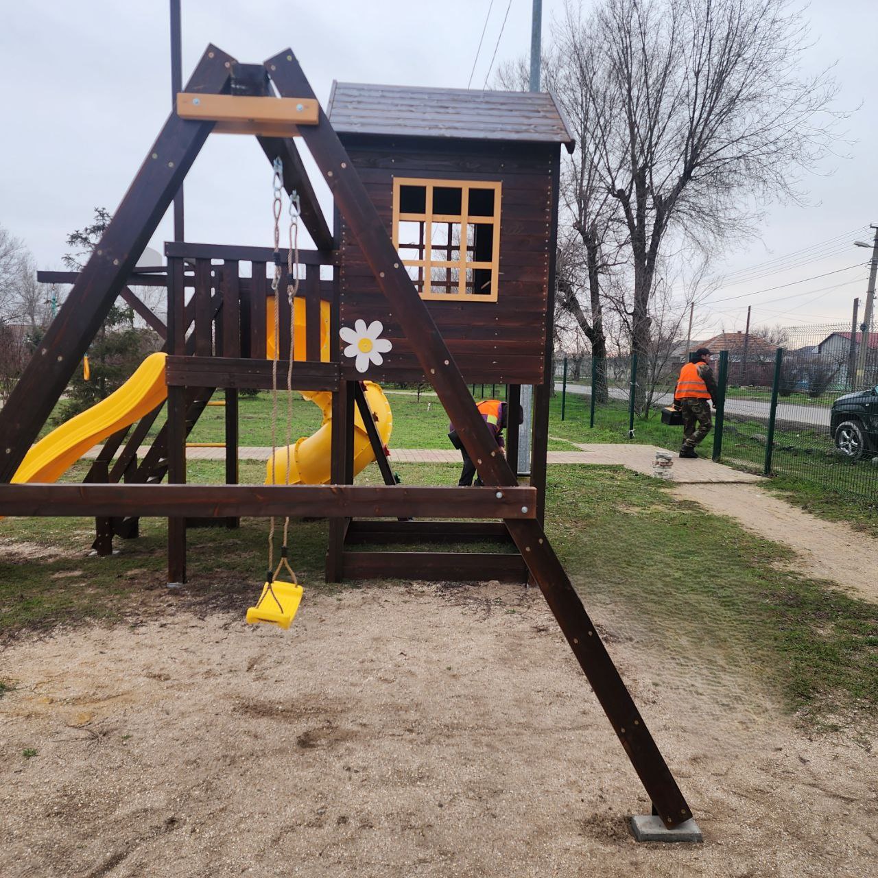 В Геническе открылась новая детская площадка благодаря помощи жителей Сочи В Геническе открылась новая детская площадка благодаря помощи жителей Сочи