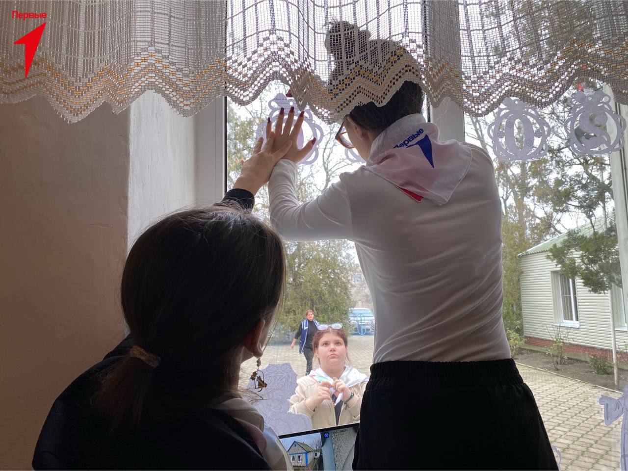 Первые Горностаевской школы украсили окна Первые Горностаевской школы украсили окна