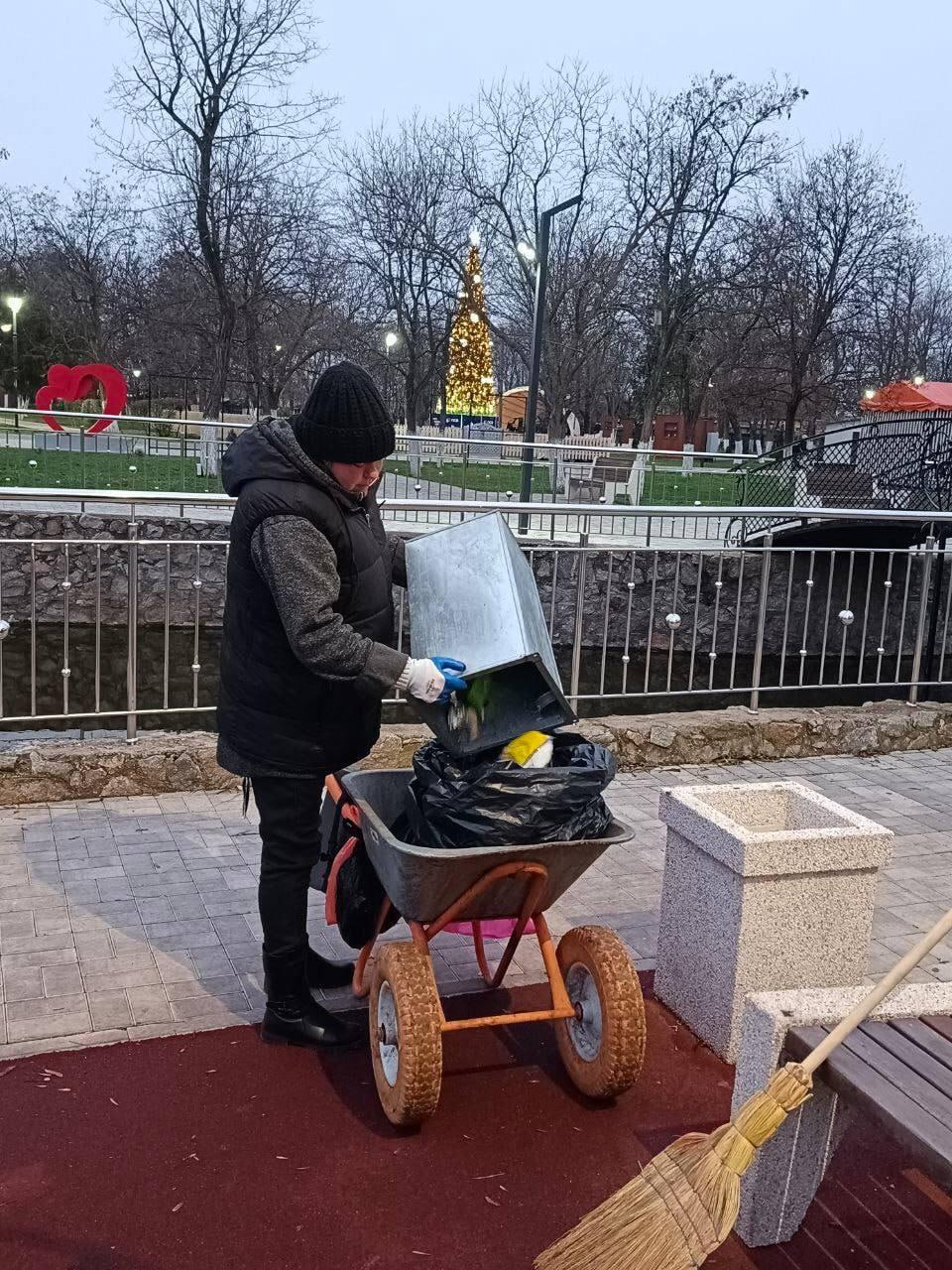 Работы по благоустройству и новогоднему украшению округа продолжаются