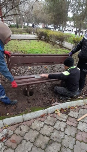 Евгения Кузьменко: Сотрудники Новотроицкого жилищно-коммунального предприятия установили лавочки возле МКУ «Новотроицкий муниципальный архив»