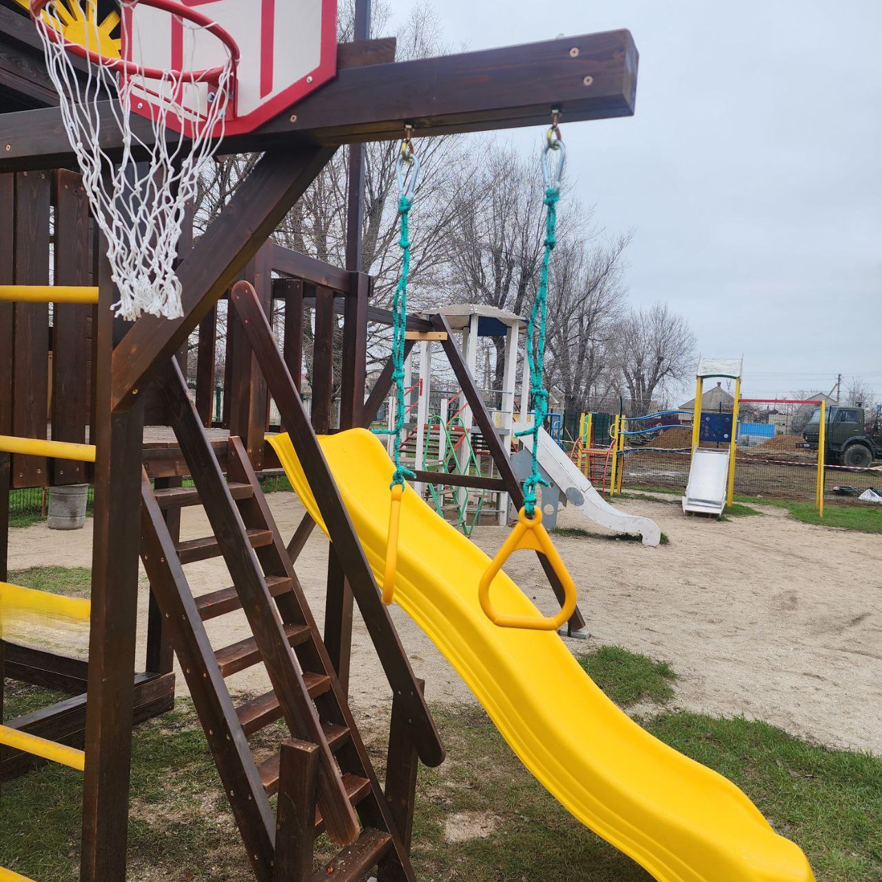 В Геническе открылась новая детская площадка благодаря помощи жителей Сочи