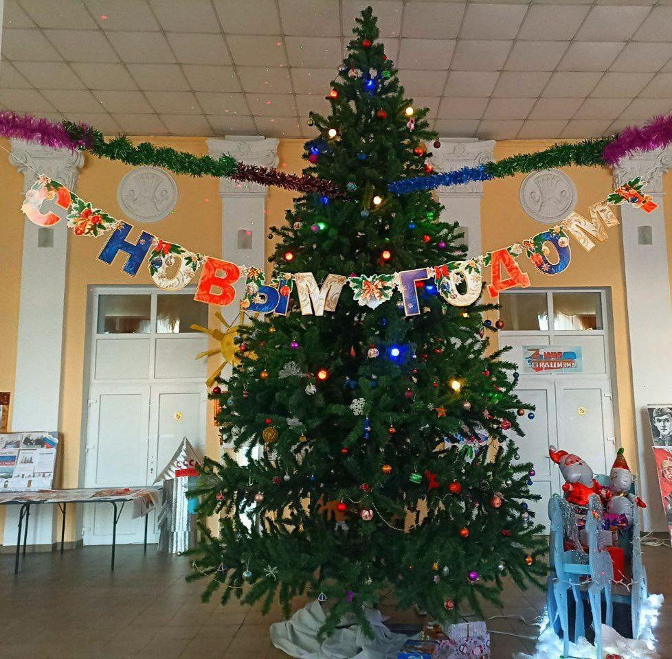 Работники культуры пгт Любимовка украсили ёлку