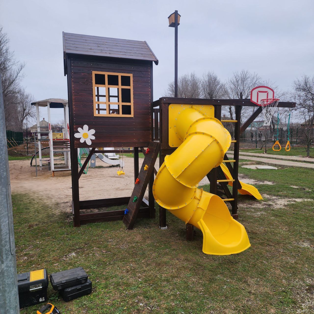 В Геническе открылась новая детская площадка благодаря помощи жителей Сочи В Геническе открылась новая детская площадка благодаря помощи жителей Сочи