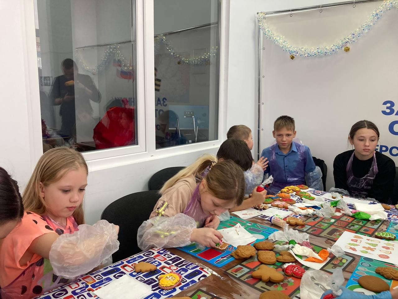 «Мастерская Деда Мороза» — дети ветеранов СВО разукрасили новогодние пряники в филиале фонда «Защитники Отечества» «Мастерская Деда Мороза» — дети ветеранов СВО разукрасили новогодние пряники в филиале фонда «Защитники Отечества»