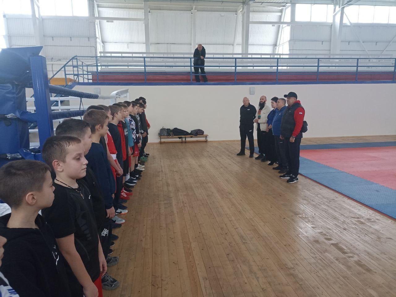 Юные боксеры Геническа получили мастер-класс от тренера из Краснодарского края Юные боксеры Геническа получили мастер-класс от тренера из Краснодарского края