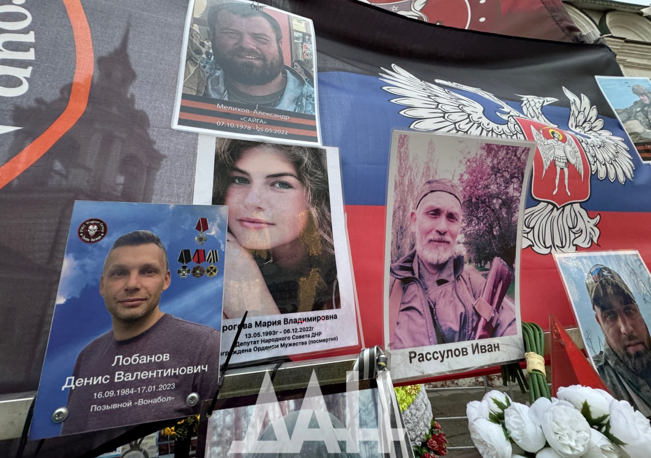 Мы проведали Народный мемориал на Варварке в центре Москвы: к сожалению, скорбных фото стало больше Мы проведали Народный мемориал на Варварке в центре Москвы: к сожалению, скорбных фото стало больше