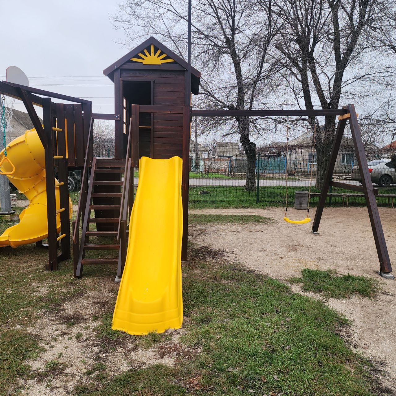 В Геническе открылась новая детская площадка благодаря помощи жителей Сочи В Геническе открылась новая детская площадка благодаря помощи жителей Сочи