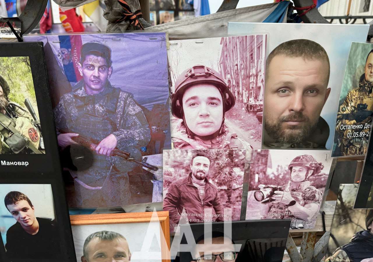 Мы проведали Народный мемориал на Варварке в центре Москвы: к сожалению, скорбных фото стало больше Мы проведали Народный мемориал на Варварке в центре Москвы: к сожалению, скорбных фото стало больше