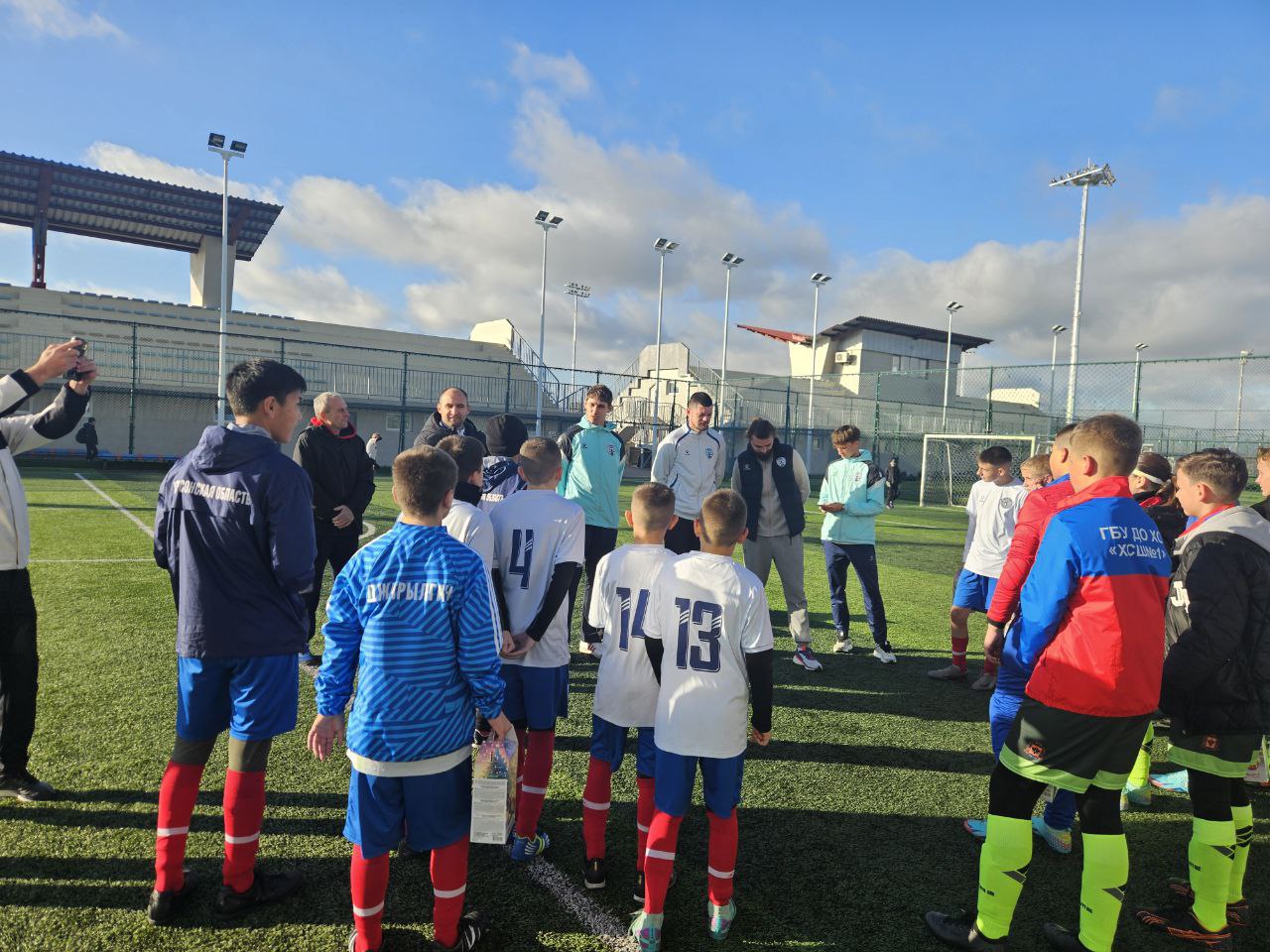 В преддверии новогодних праздников мы привезли подарки юным футболистам из Херсонской области В преддверии новогодних праздников мы привезли подарки юным футболистам из Херсонской области