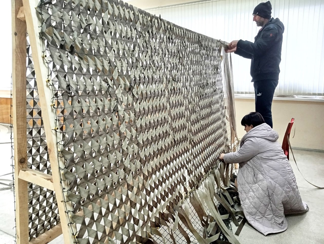 В Малокаховке продолжают плести маскировочные сети В Малокаховке продолжают плести маскировочные сети