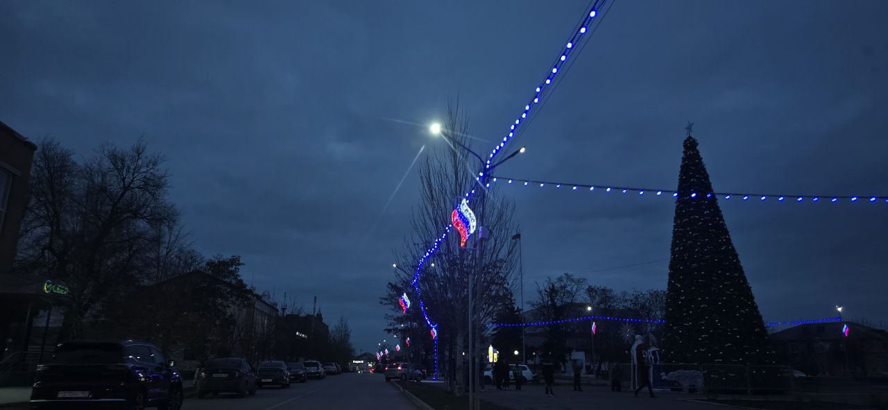 Тем временем город Геническ погружается в новогоднюю атмосферу Тем временем город Геническ погружается в новогоднюю атмосферу