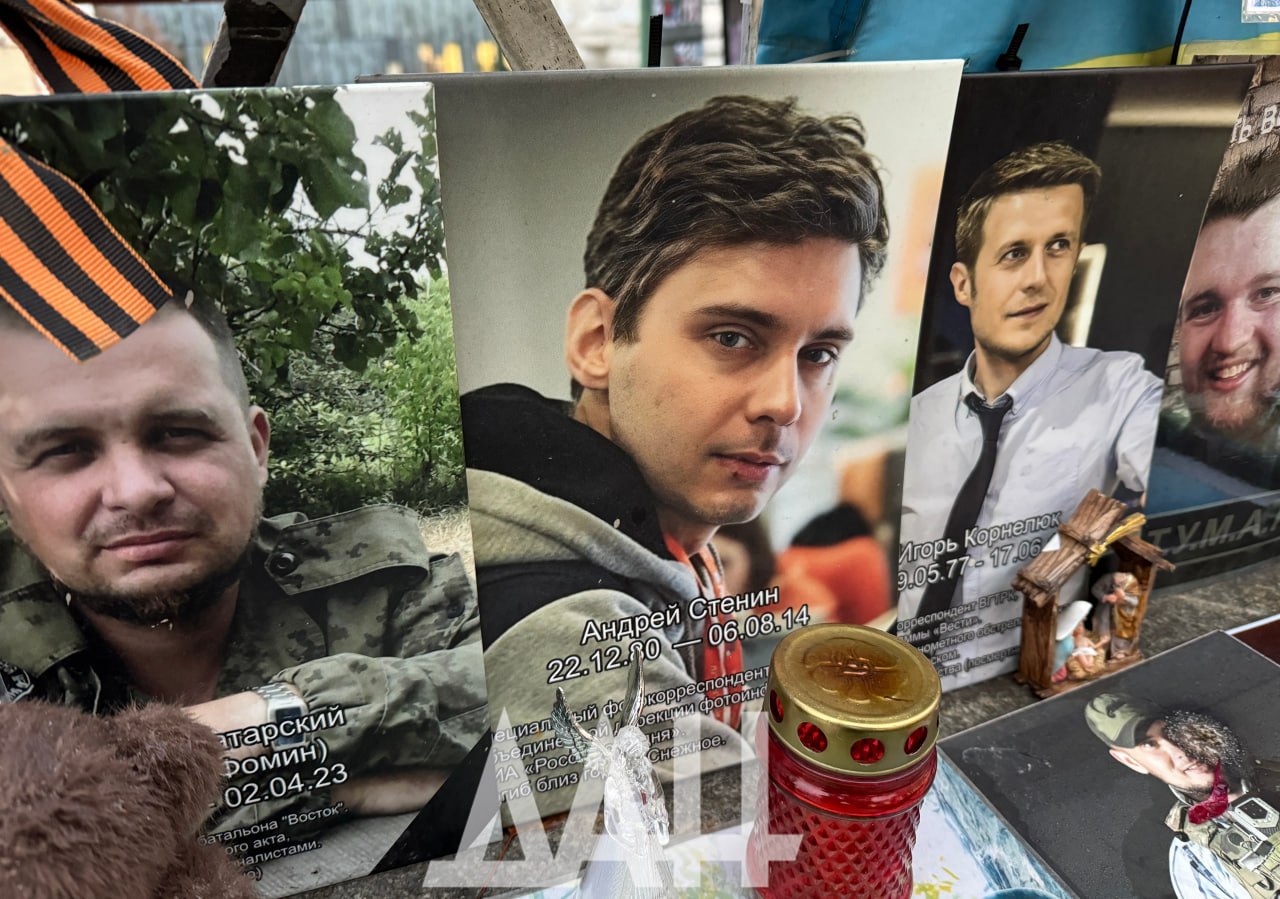 Мы проведали Народный мемориал на Варварке в центре Москвы: к сожалению, скорбных фото стало больше Мы проведали Народный мемориал на Варварке в центре Москвы: к сожалению, скорбных фото стало больше