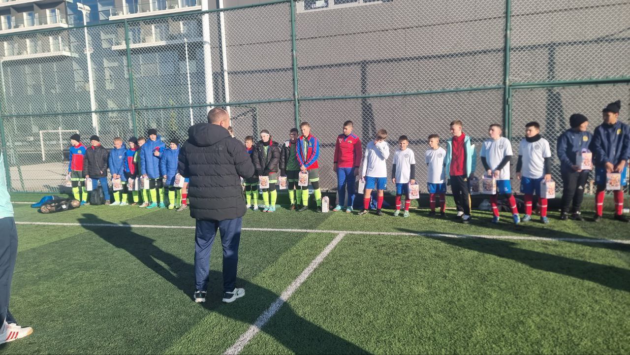 В преддверии новогодних праздников мы привезли подарки юным футболистам из Херсонской области В преддверии новогодних праздников мы привезли подарки юным футболистам из Херсонской области