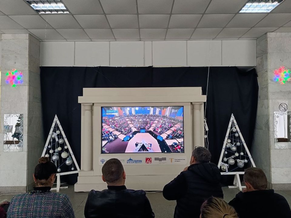 Жители Скадовского МО смотрят программу «Итоги года с Владимиром Путиным» трудовыми коллективами Жители Скадовского МО смотрят программу «Итоги года с Владимиром Путиным» трудовыми коллективами