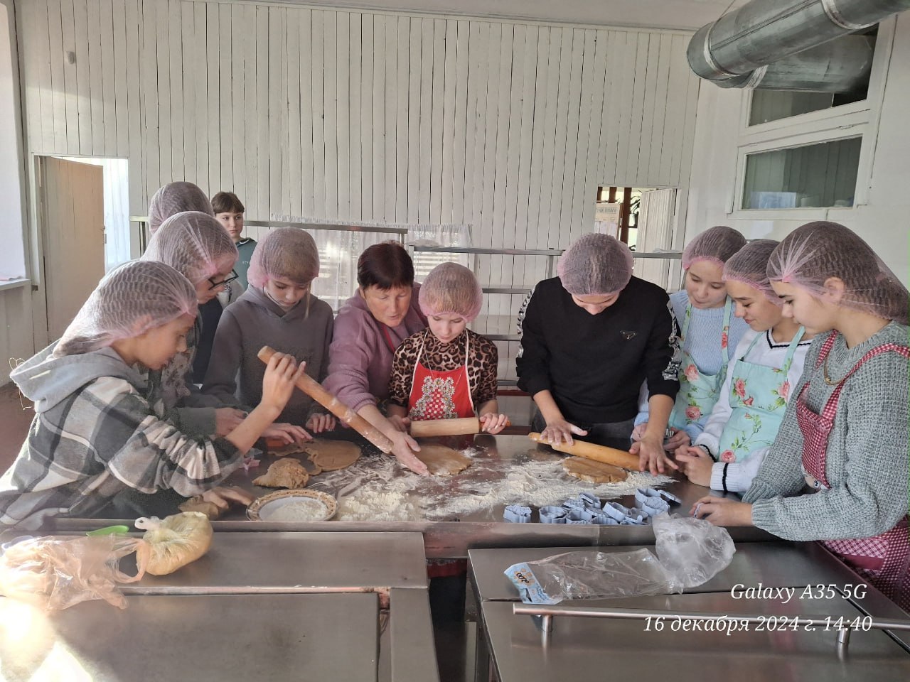 Сладкий праздник: имбирное печенье ко Дню Святого Николая в Виноградовской школе! Сладкий праздник: имбирное печенье ко Дню Святого Николая в Виноградовской школе!