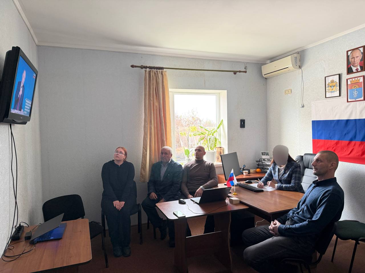 Депутаты и сотрудники Совета депутатов Голопристанского муниципального округа внимательно следят за ходом Прямой линии с Президентом Владимиром Путиным