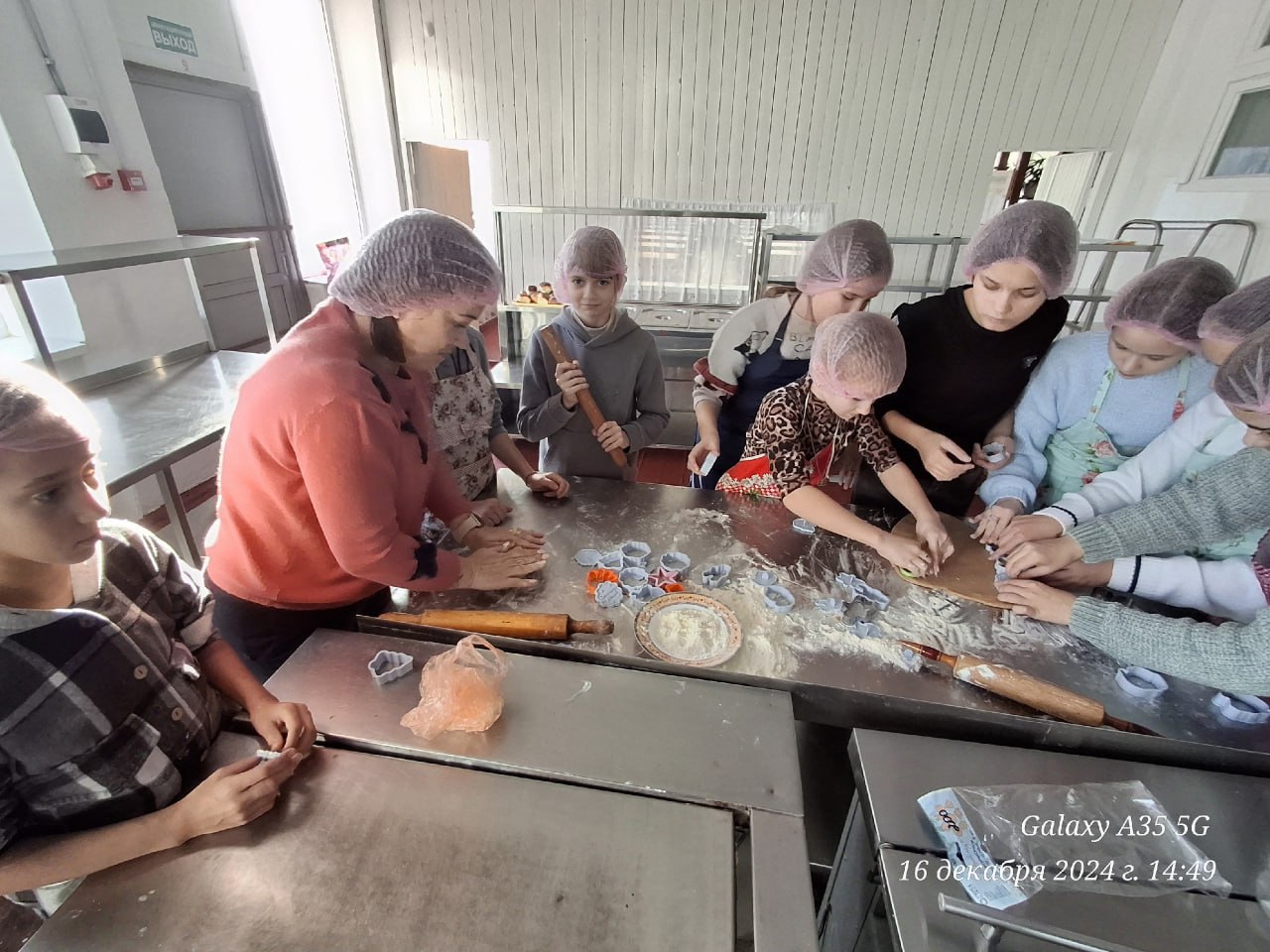 Сладкий праздник: имбирное печенье ко Дню Святого Николая в Виноградовской школе! Сладкий праздник: имбирное печенье ко Дню Святого Николая в Виноградовской школе!