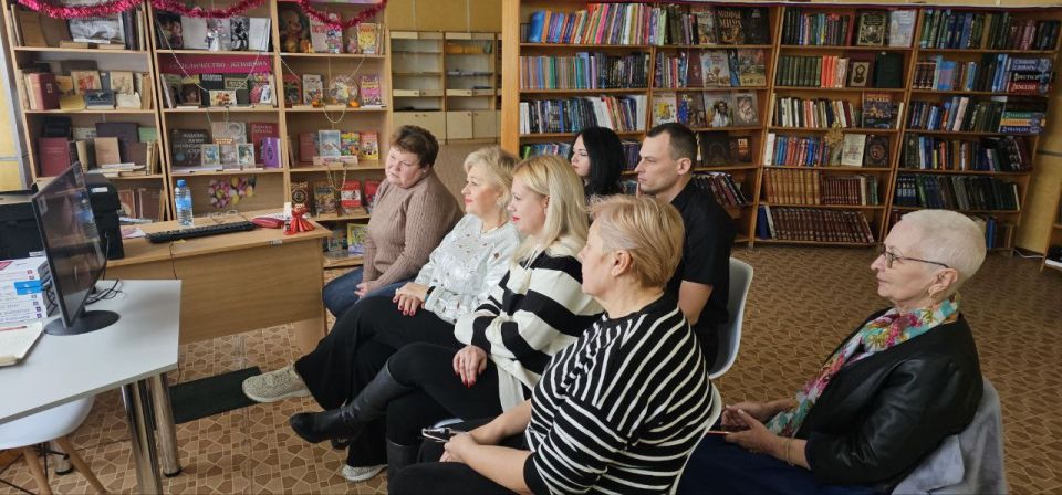 Жители Скадовского МО смотрят программу «Итоги года с Владимиром Путиным» трудовыми коллективами Жители Скадовского МО смотрят программу «Итоги года с Владимиром Путиным» трудовыми коллективами
