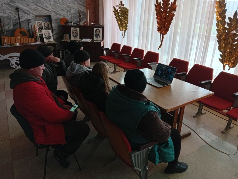 Жители Скадовского МО смотрят программу «Итоги года с Владимиром Путиным» трудовыми коллективами Жители Скадовского МО смотрят программу «Итоги года с Владимиром Путиным» трудовыми коллективами