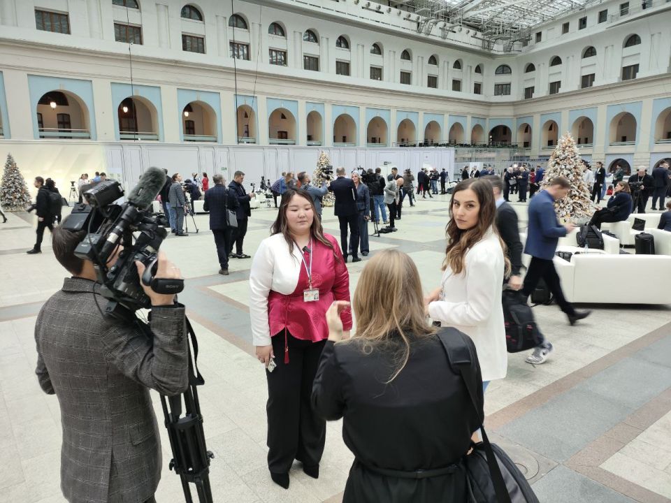 Журналисты по-разному стараются привлечь внимание Президента: кто-то приходит в национальных костюмах, кто-то готовит необычный баннер, а кто-то надевает модный кокошник Журналисты по-разному стараются привлечь внимание Президента: кто-то приходит в национальных костюмах, кто-то готовит необычный баннер, а кто-то надевает модный кокошник