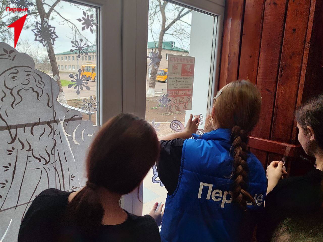 Первые Ровненской школы украсили школьные окна