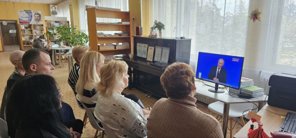 Жители Скадовского МО смотрят программу «Итоги года с Владимиром Путиным» трудовыми коллективами Жители Скадовского МО смотрят программу «Итоги года с Владимиром Путиным» трудовыми коллективами