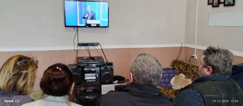 Жители Скадовского МО смотрят программу «Итоги года с Владимиром Путиным» трудовыми коллективами Жители Скадовского МО смотрят программу «Итоги года с Владимиром Путиным» трудовыми коллективами