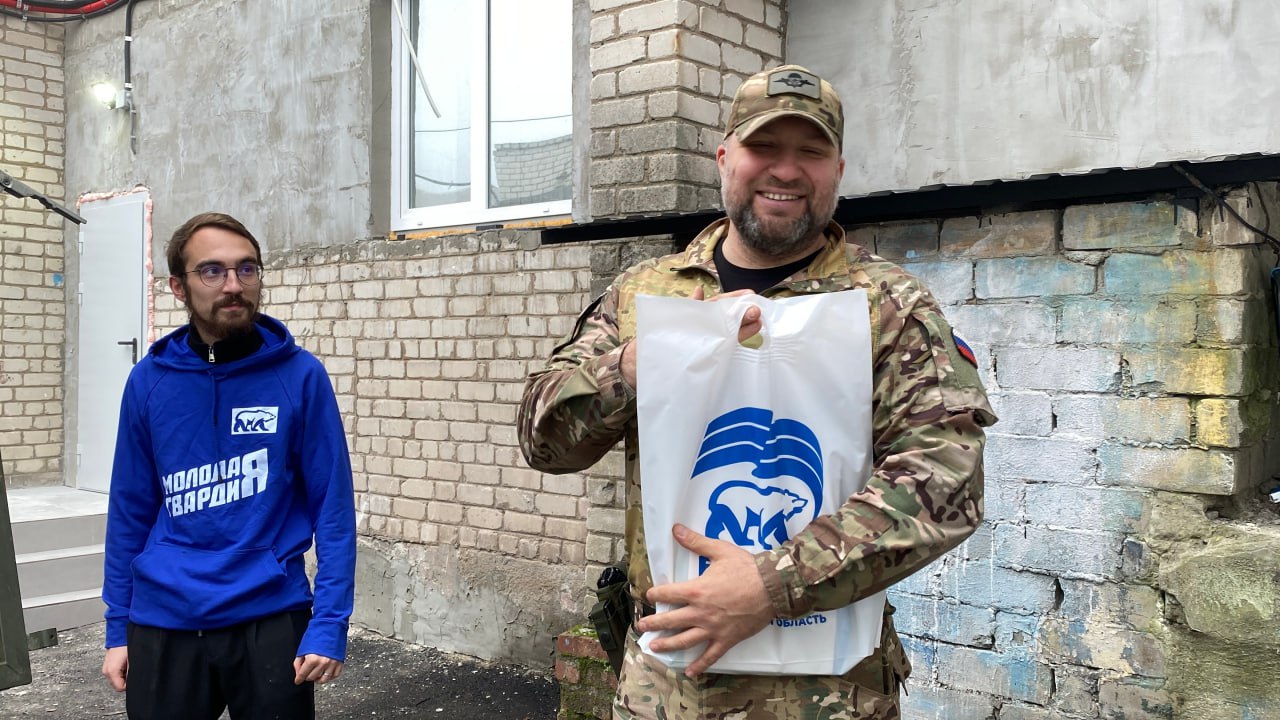 В Штабе общественной поддержки «Единой России» в Геническе пришли поддержать бойцов местные активисты В Штабе общественной поддержки «Единой России» в Геническе пришли поддержать бойцов местные активисты