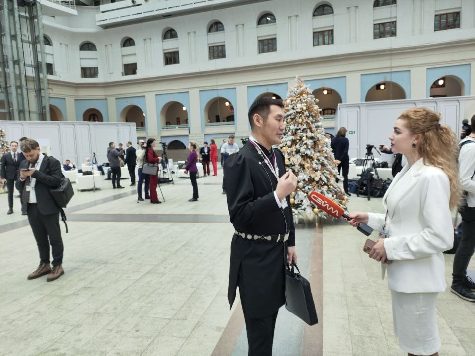 Журналисты по-разному стараются привлечь внимание Президента: кто-то приходит в национальных костюмах, кто-то готовит необычный баннер, а кто-то надевает модный кокошник Журналисты по-разному стараются привлечь внимание Президента: кто-то приходит в национальных костюмах, кто-то готовит необычный баннер, а кто-то надевает модный кокошник