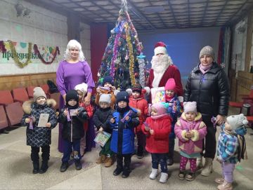 В преддверии Нового года в учреждениях культуры Чаплинского округа торжественно открыли ёлки, подарив детям и взрослым атмосферу настоящего праздника