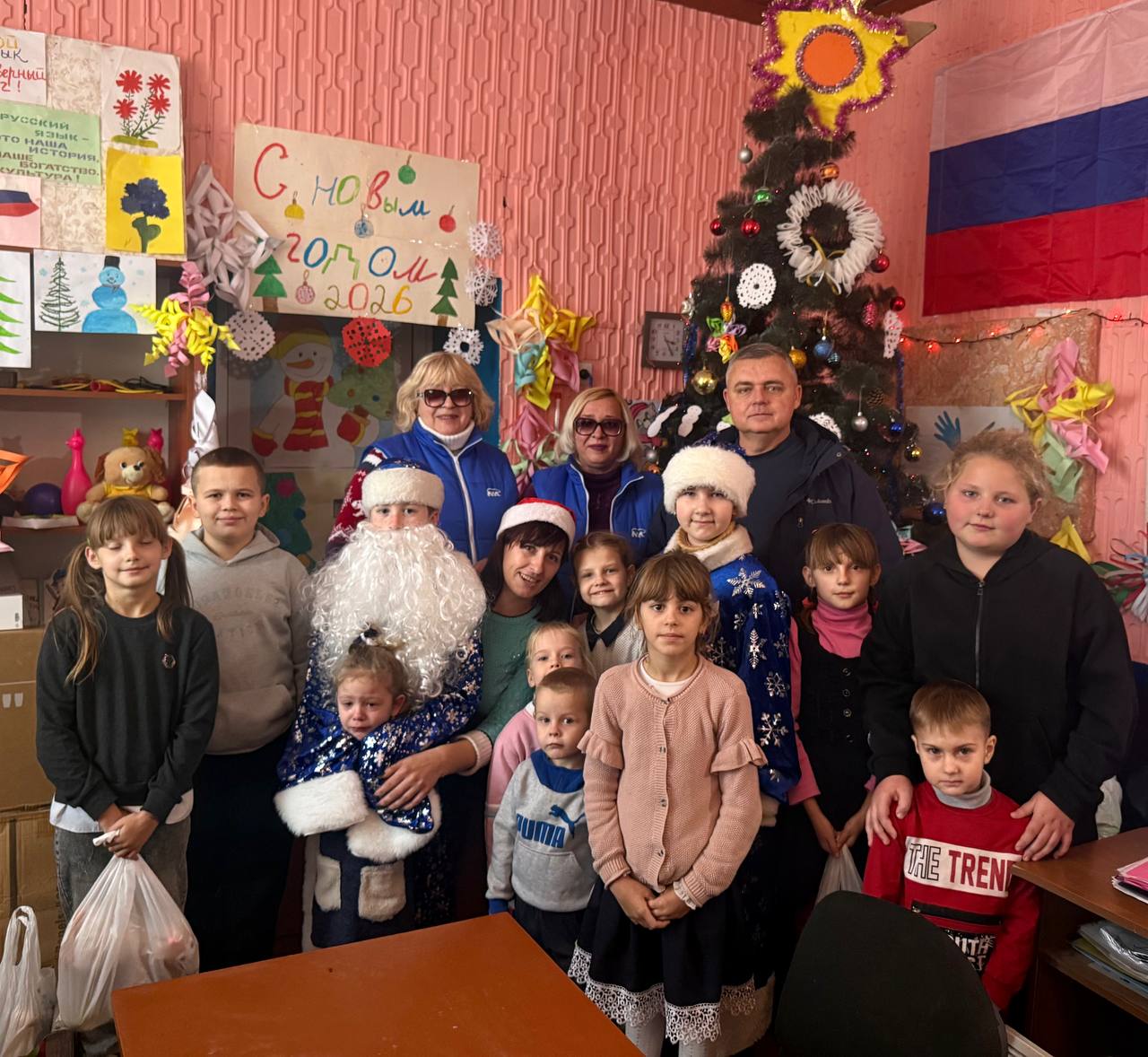 Волонтёры «Единой России» в Нижнесерогозском округе устроили предновогоднюю встречу с детьми и передали им подарки