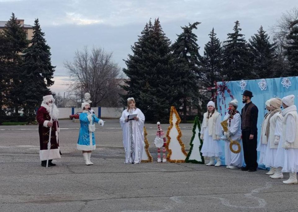 В Чаплинке зажглись огни на главной новогодней елке В Чаплинке зажглись огни на главной новогодней елке