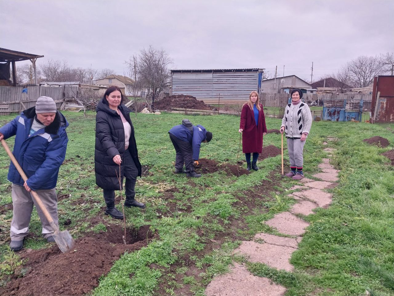 В Чаплинском муниципальном округе члены партии «Единая Россия» активно участвуют в реализации программы эколого-гуманитарных миссий, направленной на озеленение и восстановление приусадебных территорий В Чаплинском муниципальном округе члены партии «Единая Россия» активно участвуют в реализации программы эколого-гуманитарных миссий, направленной на озеленение и восстановление приусадебных территорий