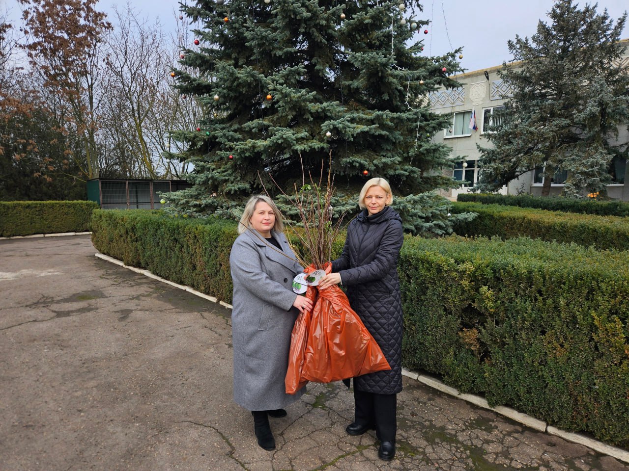 В Чаплинском муниципальном округе члены партии «Единая Россия» активно участвуют в реализации программы эколого-гуманитарных миссий, направленной на озеленение и восстановление приусадебных территорий В Чаплинском муниципальном округе члены партии «Единая Россия» активно участвуют в реализации программы эколого-гуманитарных миссий, направленной на озеленение и восстановление приусадебных территорий