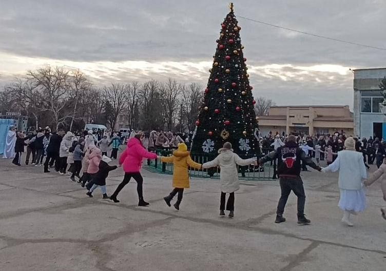 В Чаплинке зажглись огни на главной новогодней елке В Чаплинке зажглись огни на главной новогодней елке