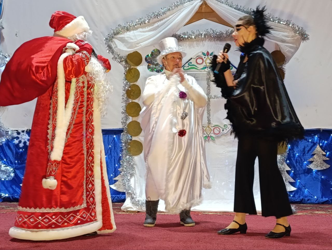 В селе Стрелковое зажгли главную новогоднюю ёлку после долгого перерыва В селе Стрелковое зажгли главную новогоднюю ёлку после долгого перерыва