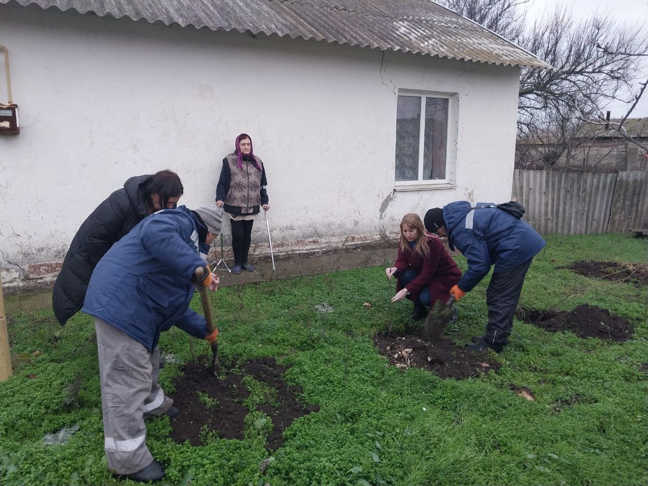 В Чаплинском муниципальном округе члены партии «Единая Россия» активно участвуют в реализации программы эколого-гуманитарных миссий, направленной на озеленение и восстановление приусадебных территорий В Чаплинском муниципальном округе члены партии «Единая Россия» активно участвуют в реализации программы эколого-гуманитарных миссий, направленной на озеленение и восстановление приусадебных территорий