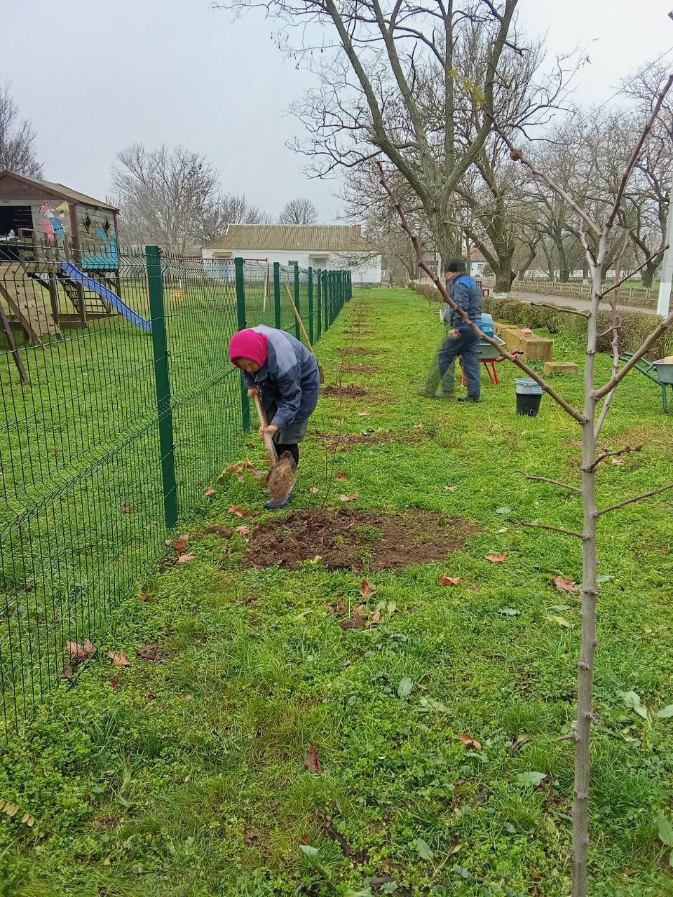 В Чаплинском муниципальном округе члены партии «Единая Россия» активно участвуют в реализации программы эколого-гуманитарных миссий, направленной на озеленение и восстановление приусадебных территорий В Чаплинском муниципальном округе члены партии «Единая Россия» активно участвуют в реализации программы эколого-гуманитарных миссий, направленной на озеленение и восстановление приусадебных территорий