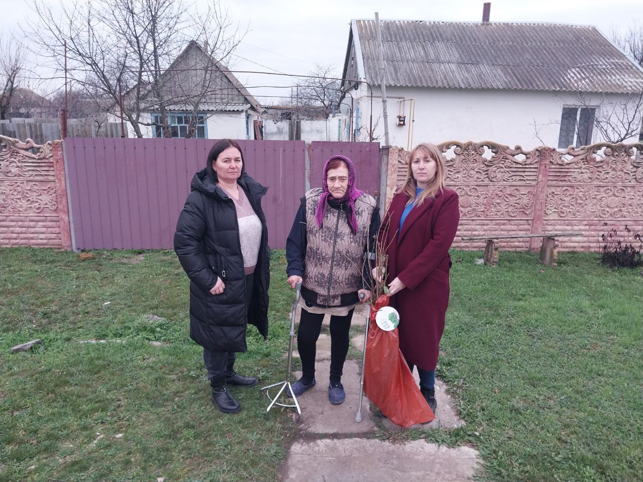 В Чаплинском муниципальном округе члены партии «Единая Россия» активно участвуют в реализации программы эколого-гуманитарных миссий, направленной на озеленение и восстановление приусадебных территорий В Чаплинском муниципальном округе члены партии «Единая Россия» активно участвуют в реализации программы эколого-гуманитарных миссий, направленной на озеленение и восстановление приусадебных территорий