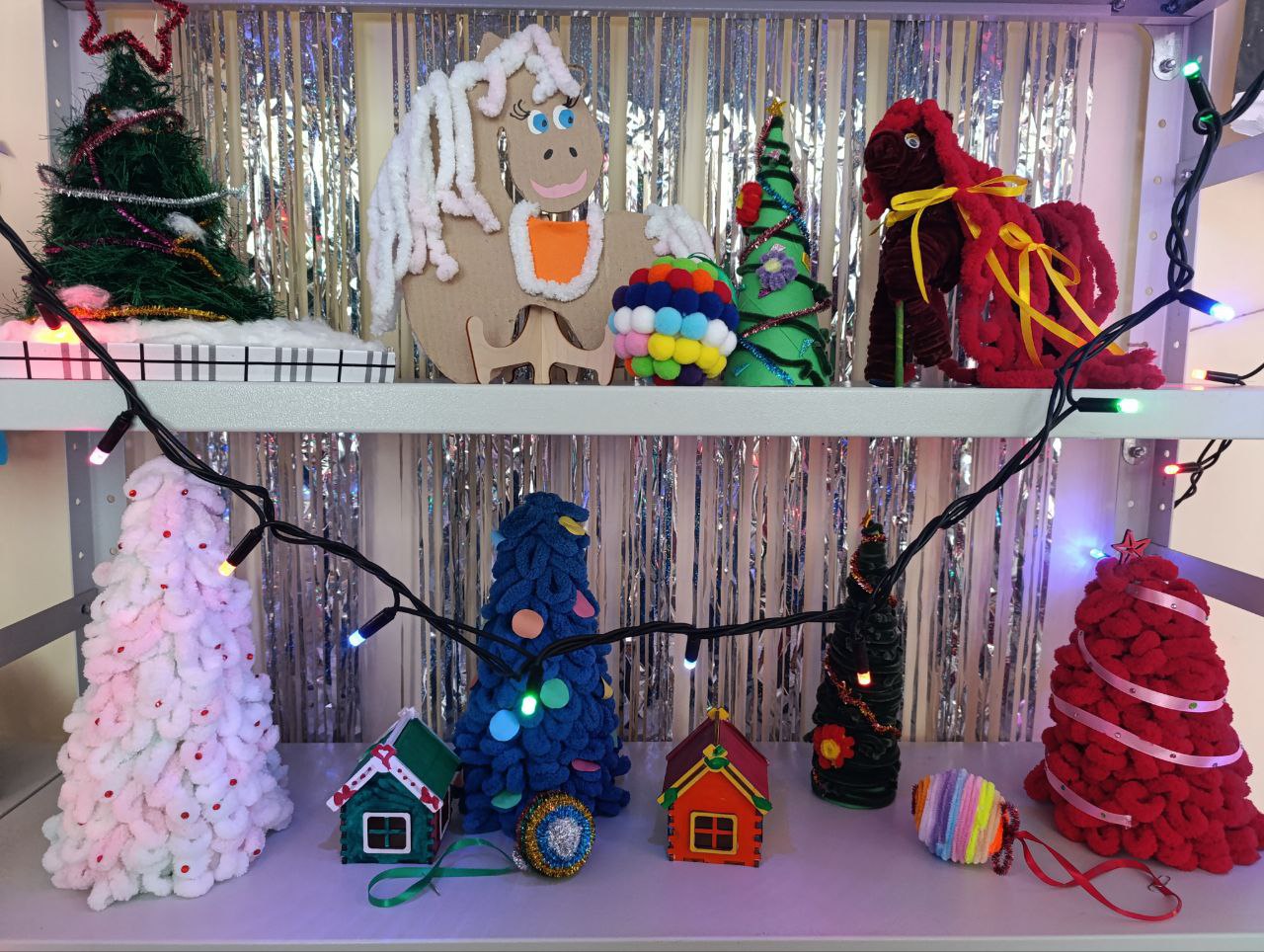 В селе Стрелковое зажгли главную новогоднюю ёлку после долгого перерыва В селе Стрелковое зажгли главную новогоднюю ёлку после долгого перерыва