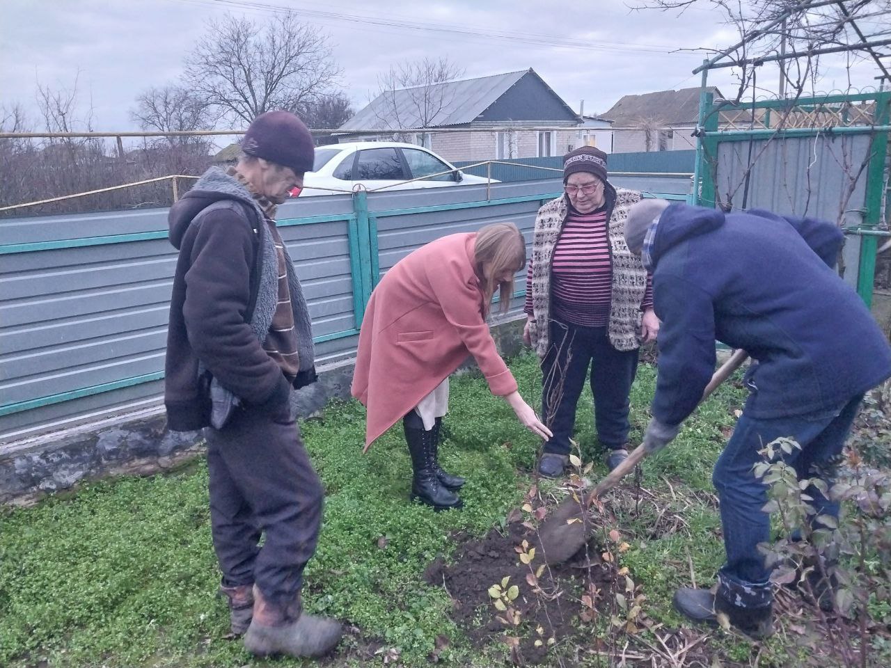 В Чаплинском муниципальном округе члены партии «Единая Россия» активно участвуют в реализации программы эколого-гуманитарных миссий, направленной на озеленение и восстановление приусадебных территорий В Чаплинском муниципальном округе члены партии «Единая Россия» активно участвуют в реализации программы эколого-гуманитарных миссий, направленной на озеленение и восстановление приусадебных территорий